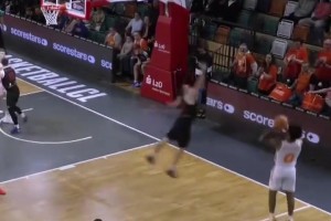 前摇过长！球员再现锡安三分线封盖名场面！