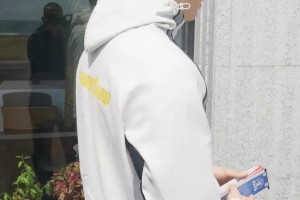 胡明轩霸气威武，给球迷送票，青岛球迷太幸福啦！