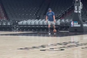 老板要亲自上？😂开拓者新老板邓顿在今晚附加赛前热身投篮