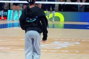 “詹姆斯儿女朱莉为全美LOVB排球锦标赛揭幕～”...